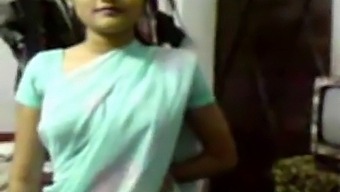Seductive Indian Girl In Traditional Attire (Hindi)