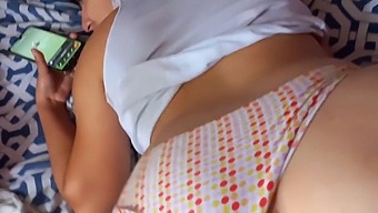 รูตูดของฉันกําลังคุยกับผัวขี้เงี่ยนที่ทํางานและใช้เวลาทั้งบ่ายกับฉัน